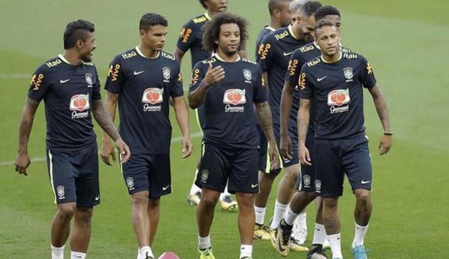 FOTO WEB VA DE ARRANQUE. / Neymar, que ten&iacute;a una molestia f&iacute;sica, estar&aacute; desde el inicio.