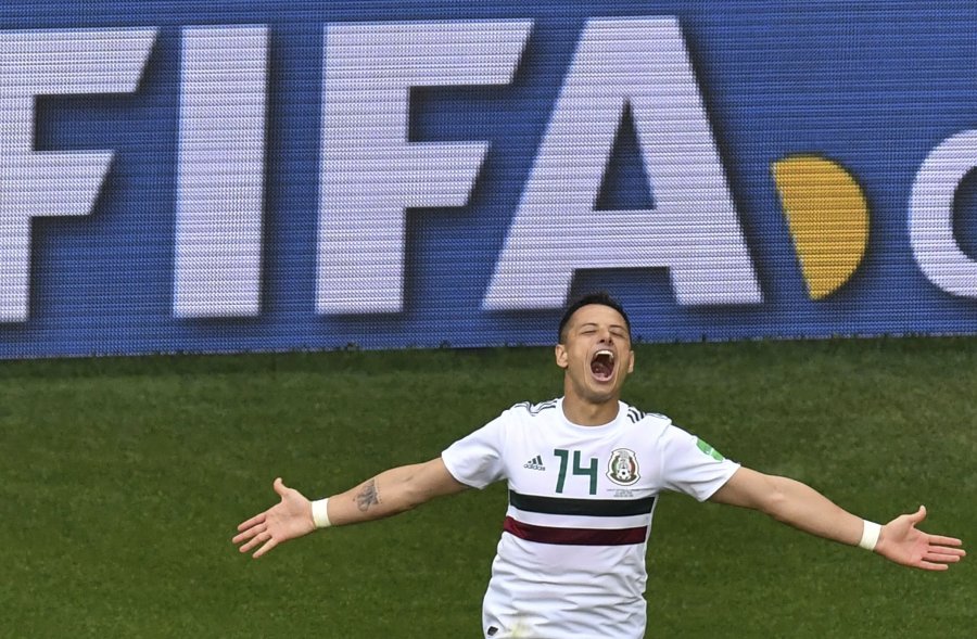 FOTO NA CHICHARITO./ El delantero anot&oacute; el segundo gol.  DESAHOGO./ Kross y Reus festejan el golazo del primero.