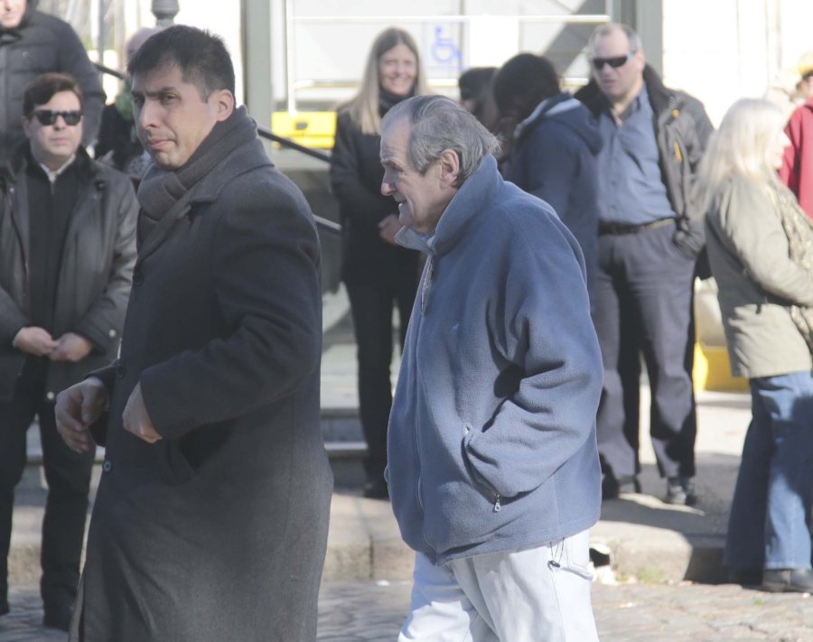 FOTO NA// SEPELIO./ N&eacute;stor Fabi&aacute;n, esposo de la extinta, arriba al Cementerio de la Chacarita.