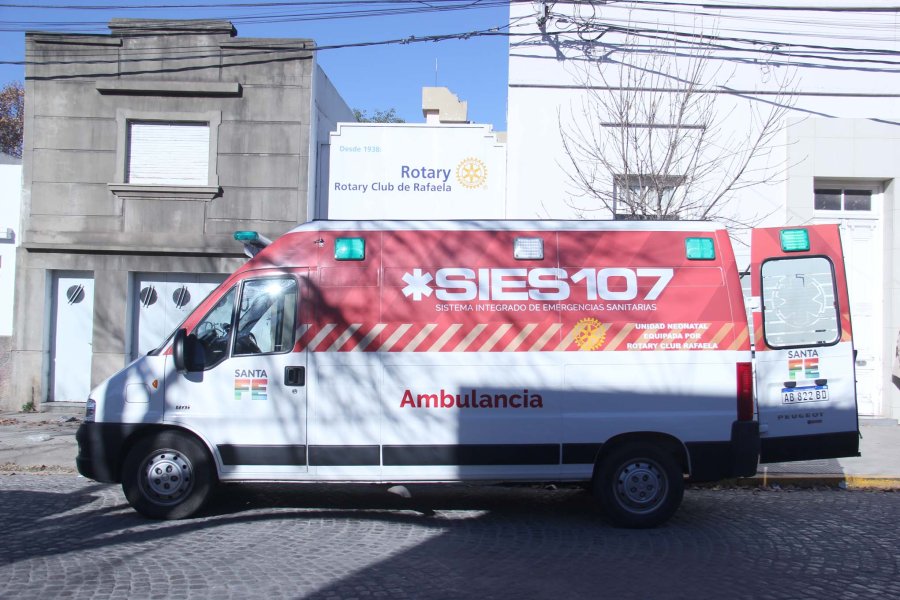 FOTO J. BARRERA// EQUIPAMIENTO./ El interior de la unidad con los elementos necesarios para un traslado seguro. AMBULANCIA./Autoridades del SIES y rotarios frente a la unidad equipada por el club de servicio. ACTA./ Tras su lectura fue firmada por lo