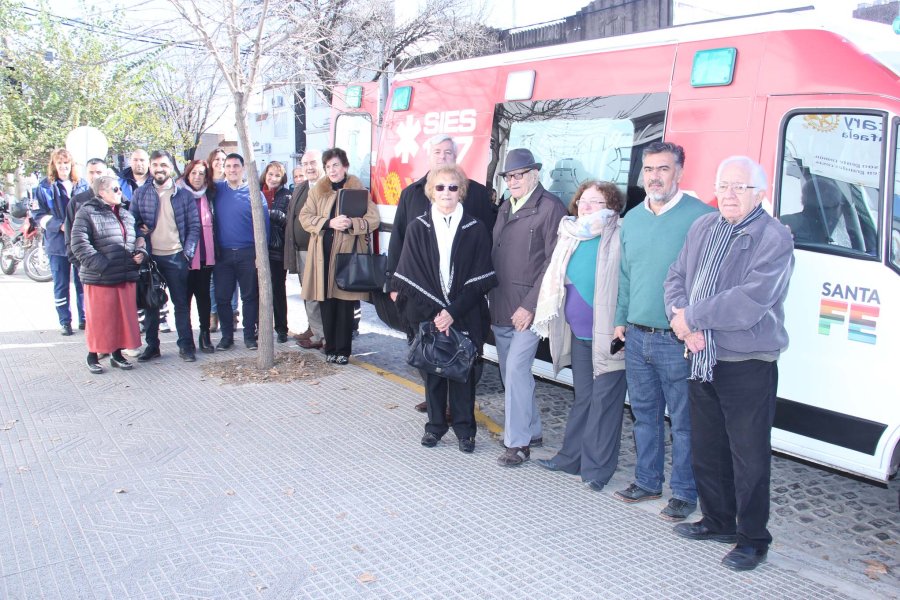 FOTO J. BARRERA// EQUIPAMIENTO./ El interior de la unidad con los elementos necesarios para un traslado seguro. AMBULANCIA./Autoridades del SIES y rotarios frente a la unidad equipada por el club de servicio. ACTA./ Tras su lectura fue firmada por lo