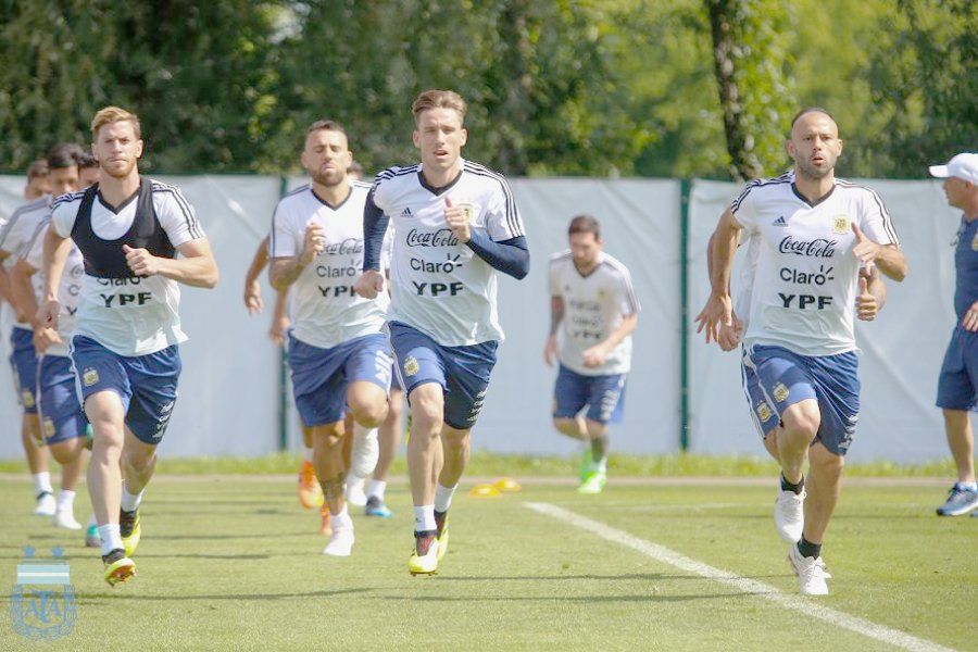 FOTO AFA ULTIMA PRACTICA. Los jugadores se movieron ayer buscando la mejor forma de vencer a Nigeria.