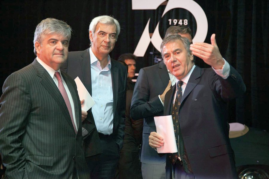 FOTO PRENSA PORSCHE ACUERDO. Miguel Gutiérrez, Pte. de YPF; Sebastián Mocorrea, Vice Ejecutivo de Asuntos Corporativos de YPF; y Hugo Pulenta, Pte. de Porsche Argentina.