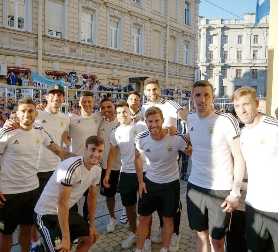 FOTO PRENSA AFA RESPALDO. Cientos de argentinos manifestaron ayer su apoyo a la Selecci&oacute;n en las puertas del hotel de San Petersburgo.