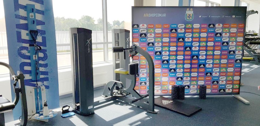 FOTO IVOLUTION DESARROLLO. El equipo tecnológico de Ivolution, en el centro de entrenamiento de la Selección argentina en Bronnitsy. CONRADO AVARO. El empresario sunchalense en el ámbito de Caciar.