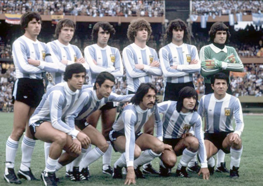 FOTO ARCHIVO LA SELECCION DEL 78.  EL MATADOR. Kempes, inolvidable, al marcar uno de los goles en la final ante Holanda.