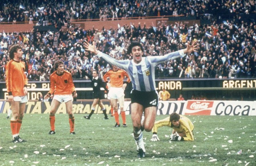 FOTO ARCHIVO LA SELECCION DEL 78.  EL MATADOR. Kempes, inolvidable, al marcar uno de los goles en la final ante Holanda.