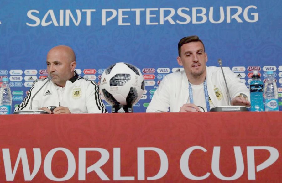 FOTO AFA EN CONFERENCIA. Sampaoli y Armani.