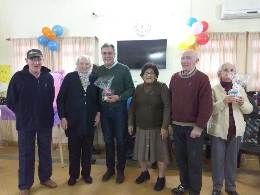 FOTO PM VISITA. Luis Castellano junto a los abuelos del Hogar m&aacute;s tradicional de la ciudad.