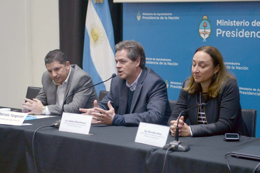 FOTO AGROINDUSTRIA JORNADA./ Marcelo Yangosian, Andrés Murchison y Mercedes Nimo.