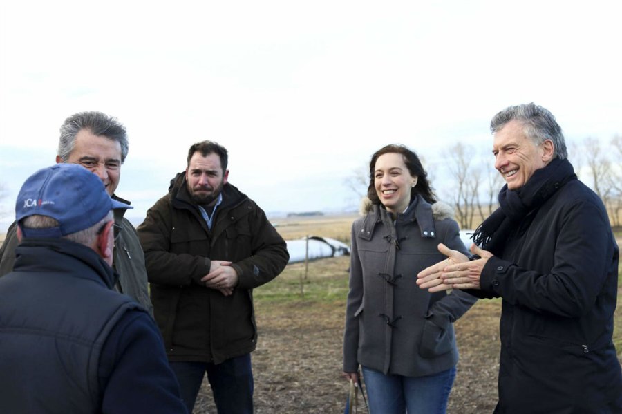 FOTO PRESIDENCIA. CON FUNCIONARIOS./ Macri visitó en Tandil al productor lechero Martín Tuculet.