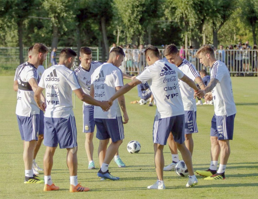 FOTO NA DISTENDIDOS. Ya m&aacute;s tranquilos, los jugadores se movieron sin tanta exigencia.