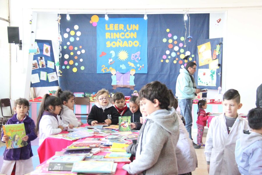 FOTO J. BARRERA ESCENAS. La Feria del Libro de la Escuela Rivadavia en tres momentos.