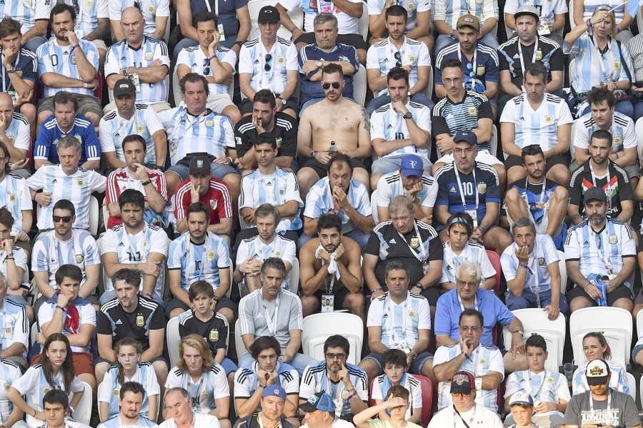 FOTO NA CARAS QUE DICEN TODO./ Decepci&oacute;n e incredulidad en los rostros de los hinchas argentinos en Kaz&aacute;n.