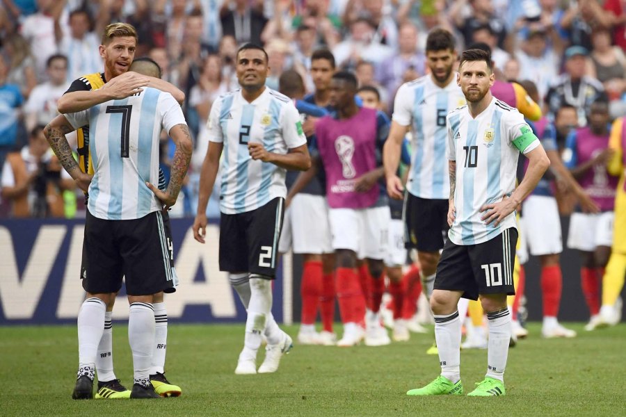 FOTO NA EL DURO REGRESO A CASA./ Messi, que no fue el &uacute;nico responsable, y otros compa&ntilde;eros no lo pueden asimilar.