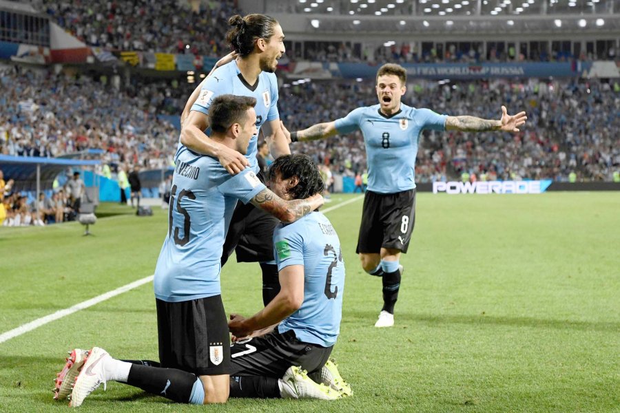 FOTO NA GOLEADOR./ Cavani tuvo un gran partido.  ENTRE LOS 8 MEJORES./ Uruguay se abraz&oacute; a la clasificaci&oacute;n.