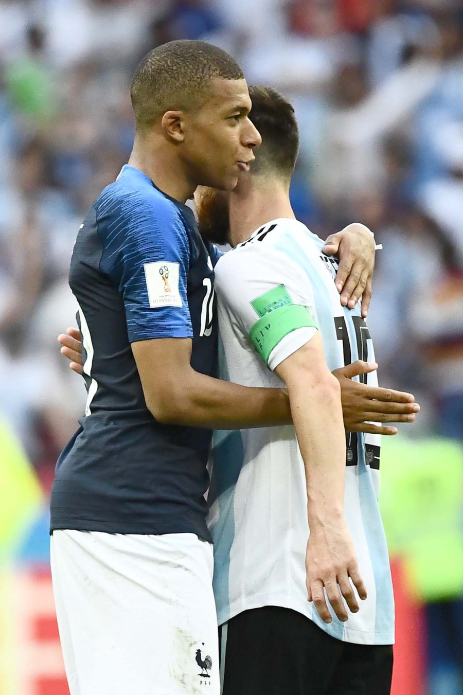 FOTO NA CONSUELO DE CRACK./ Messi, ahora otra vez en duda sobre su continuidad en la selecci&oacute;n, consolado por Mbapp&eacute;.