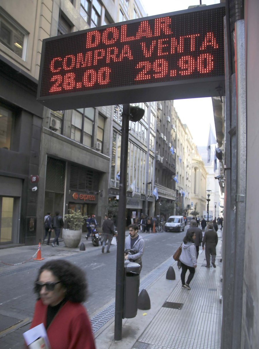 PIZARRA. La cotización del dólar, ahora sin competencia. FOTO ARCHIVO