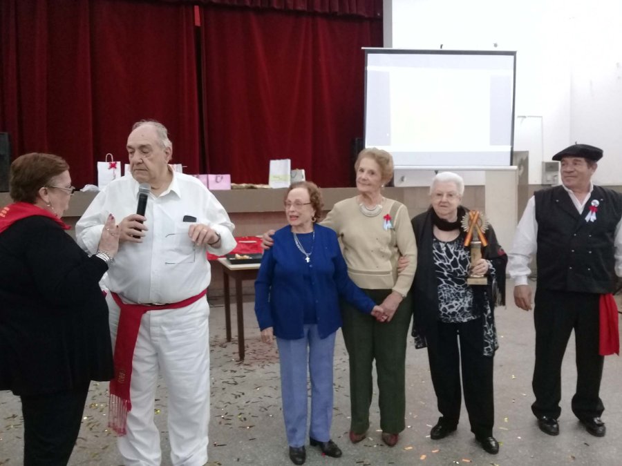 FOTO M. LIOTTA// COLMADO./ As&iacute; volvi&oacute; a lucir el sal&oacute;n social de la instituci&oacute;n. FOTO LA OPINION// PAELLA./ La presentaci&oacute;n del sabroso manjar. FOTO M. LIOTTA// RECONOCIMIENTO./ Fue exaltada la tarea de varias mujeres que abogan por el sostenimiento
