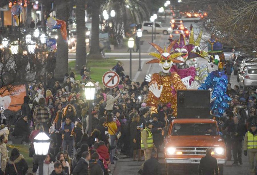 FOTO CP// APERTURA/ Uno de los tradicionales desfiles el d&iacute;a en que se inicia el festival.