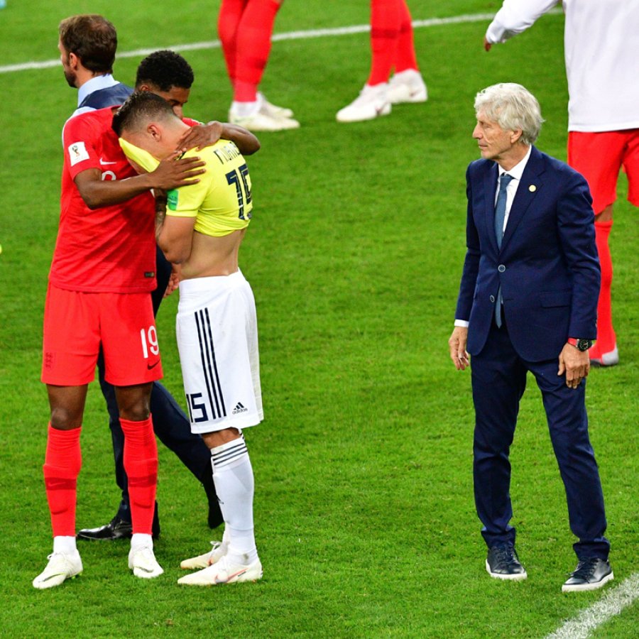 FOTO NA TRISTEZA./ Jos&eacute; Pekerman observa como Rashford consuela a Uribe.