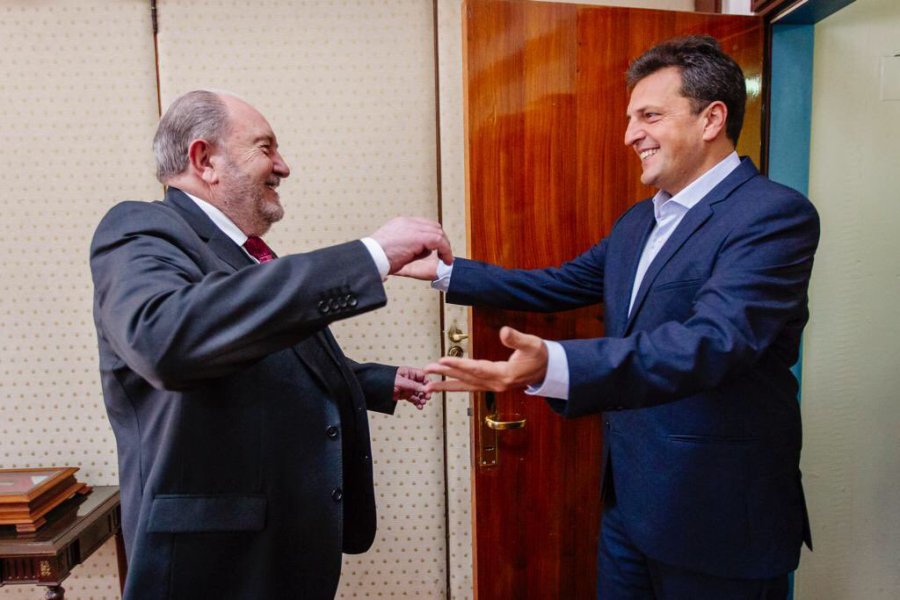 FOTO TWITTER ABRAZO PAMPEANO. Verna y Massa se saludan con calidez, el jueves.