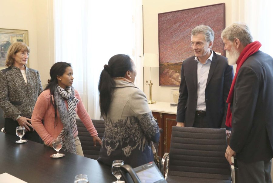 FOTO NA EN CASA ROSADA. Macri recibi&oacute; el jueves al padre Opeka, quien asisti&oacute; junto a su hermana y dos voluntarias de su obra en Madagascar.