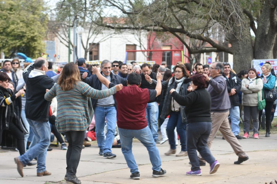 FOTO PRENSA MUNICIPAL A BAILAR. El fin de semana largo termin&oacute; a pura fiesta en la plaza del barrio 9 de Julio.