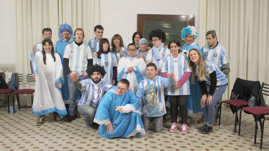 FOTO PRENSA LA HUELLA// ELENCO./ El grupo momentos antes de salir a escena.