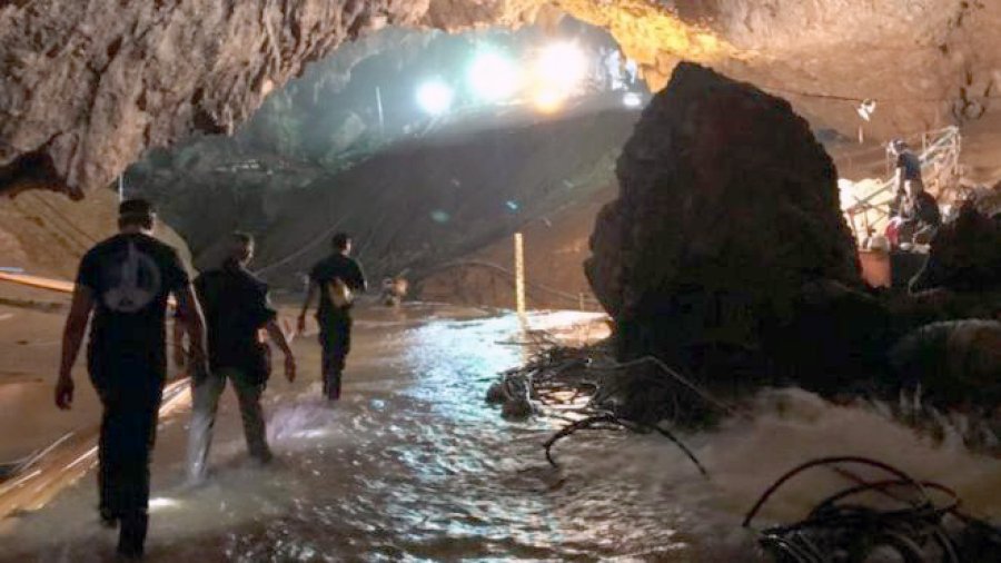 FOTO AFP-NA ESFUERZO. Un grupo de rescatistas en el interior de la cueva.