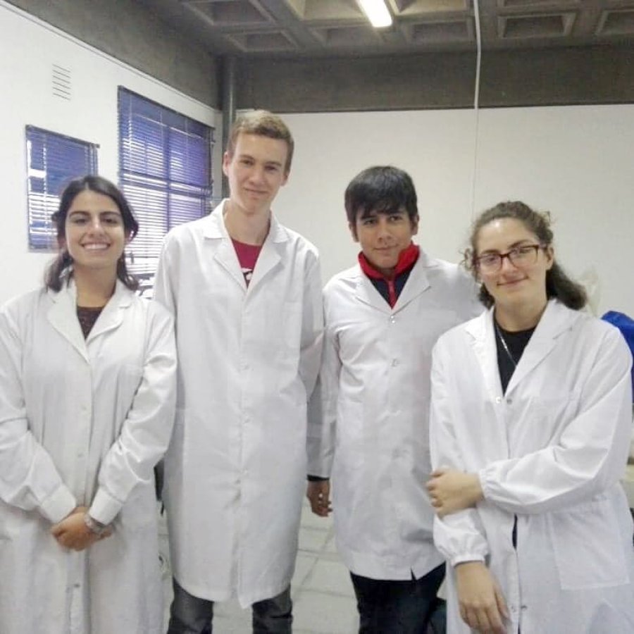 FOTO PRENSA ESCUELA// MARIANO BRASCA./ El estudiante en una instancia de preparación. EQUIPO./ El grupo que representará al país.