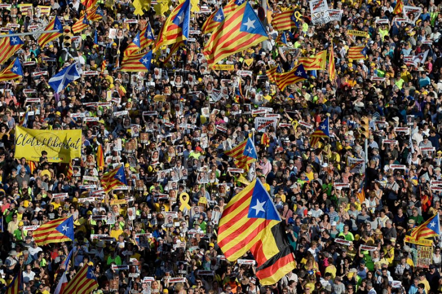 FOTO AFP-NA MARCHA. Los catalanes salieron otra vez a la calle.