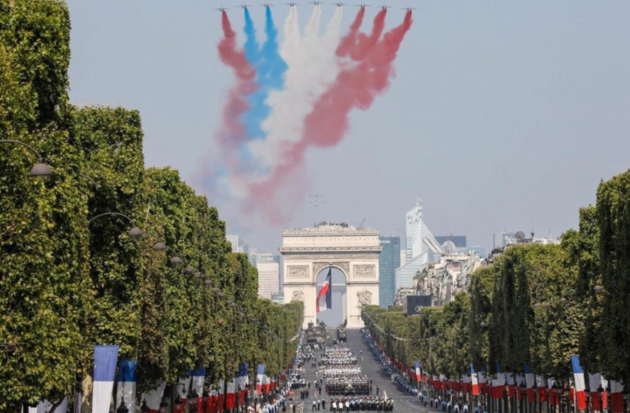 FOTO LE PARISIEN DESFILE. Con el Arco del Triunfo de fondo.