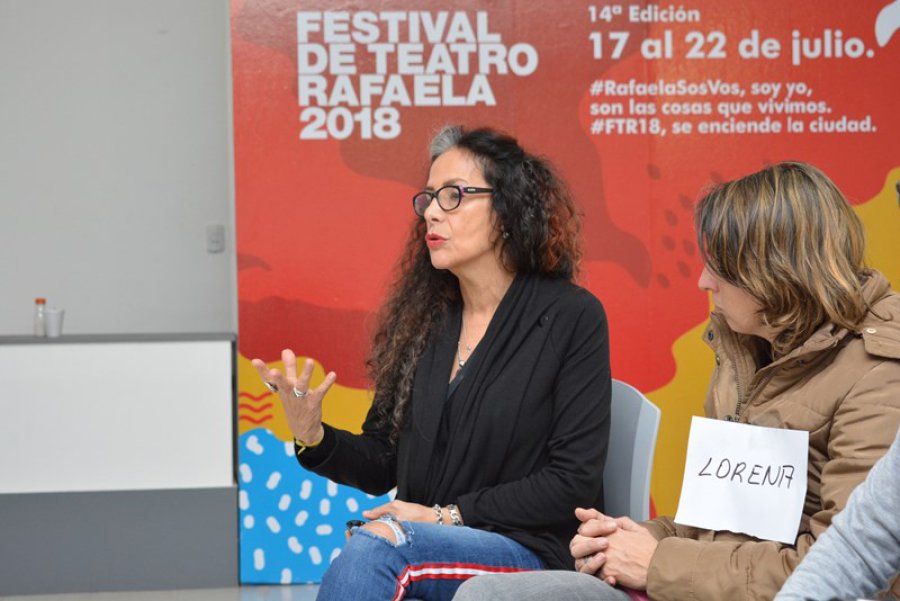 FOTO CP// WORKSHOP./ Uno de los encuentros desarrollados en el Viejo Mercado. MARIELA./ La vestuarista uruguaya conduciendo la actividad.