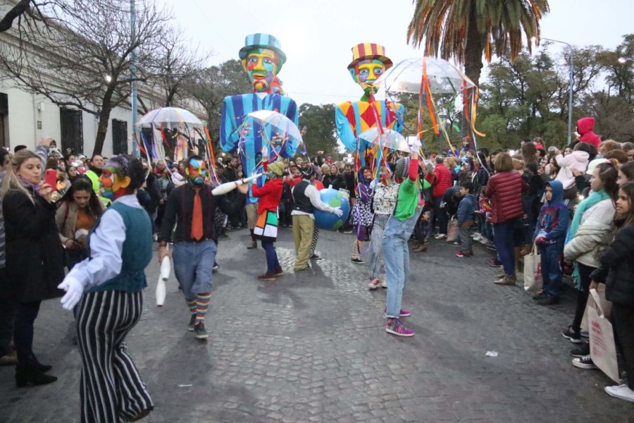 FOTO J. BARRERA VAGA MUNDOS./ Los artistas rodeados del p&uacute;blico desfilaron por bulevar Santa Fe.