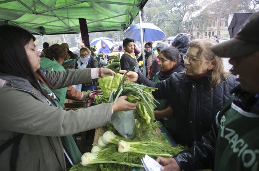 FOTO NA VERDURAS. Se entregaron sin cargo frente a la sede de la Rural porteña.