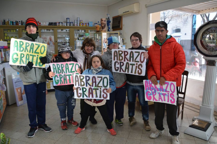 FOTO PRENSA LA HUELLA// DIA DEL AMIGO./ Como todos los a&ntilde;os los concurrentes regalar&aacute;n abrazos.