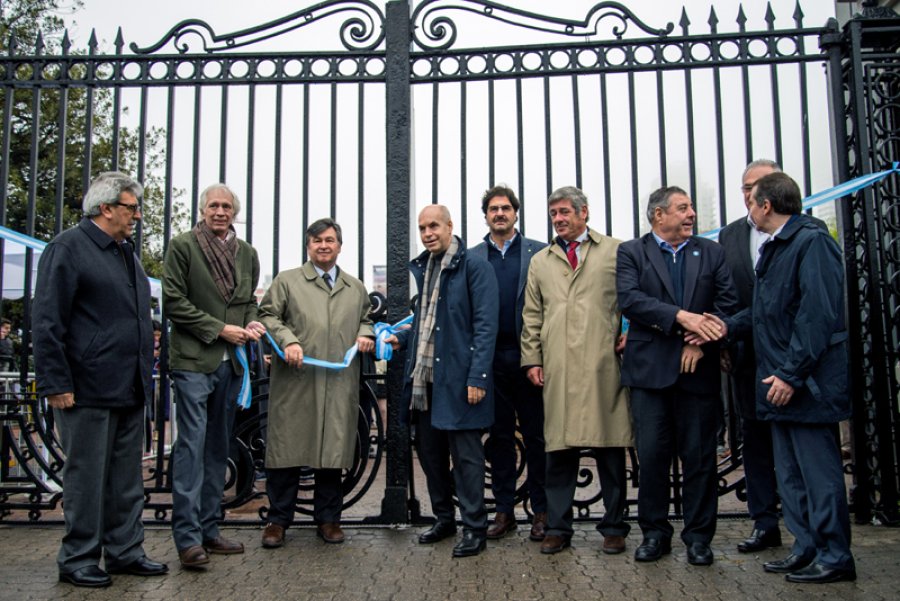 FOTO NA EN MARCHA. Autoridades durante el acto inaugural en el ingreso al predio ruralista por Sarmiento.