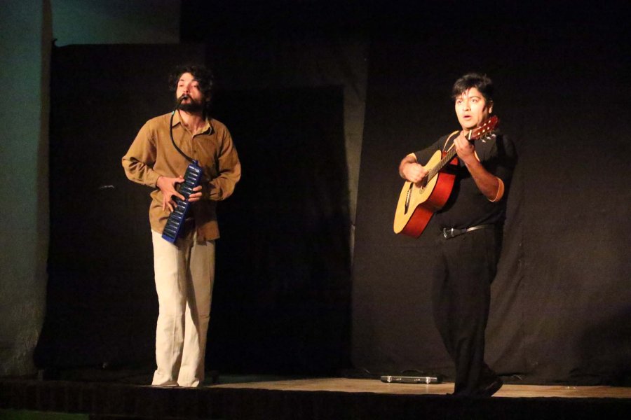 FOTOS J. BARRERA AMOR DE MUSICO./ En el Club de los Abuelos; hoy se repone en el 2 de Abril. EL DYLAN./ Se presentó anoche en la sala del Teatro Lasserre.