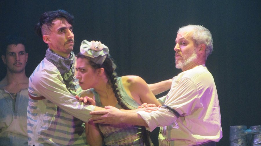 FOTO PRENSA MUNICIPALIDAD // LAS HERMANAS MISTERIO./ El celebrado elenco en plena acci&oacute;n. OPERA PRIMA./ Un cuadro de la propuesta ofrecida el viernes por la noche.