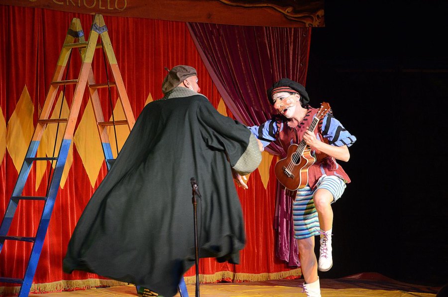 FOTO M. LIOTTA./ EL FAUSTO CRIOLLO./ Una de las hilarantes escenas que se sucedieron a lo largo de la funci&oacute;n.