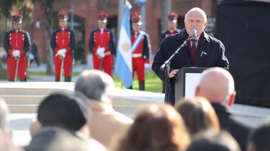 FOTO SCS// MENSAJE/ El Gobernador de la Provincia exaltando la imagen del Brigadier.