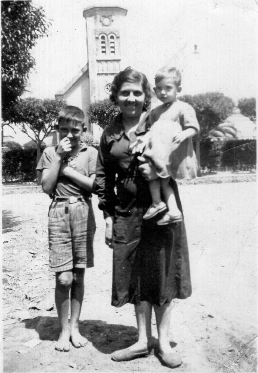 Archivo privado EDP La nona.- Mi nonna paterna Romilda Cremona, con mi viejo Elvio y su hija Elide. Detr&aacute;s, la capilla del Hospital. (Enero de 1940).