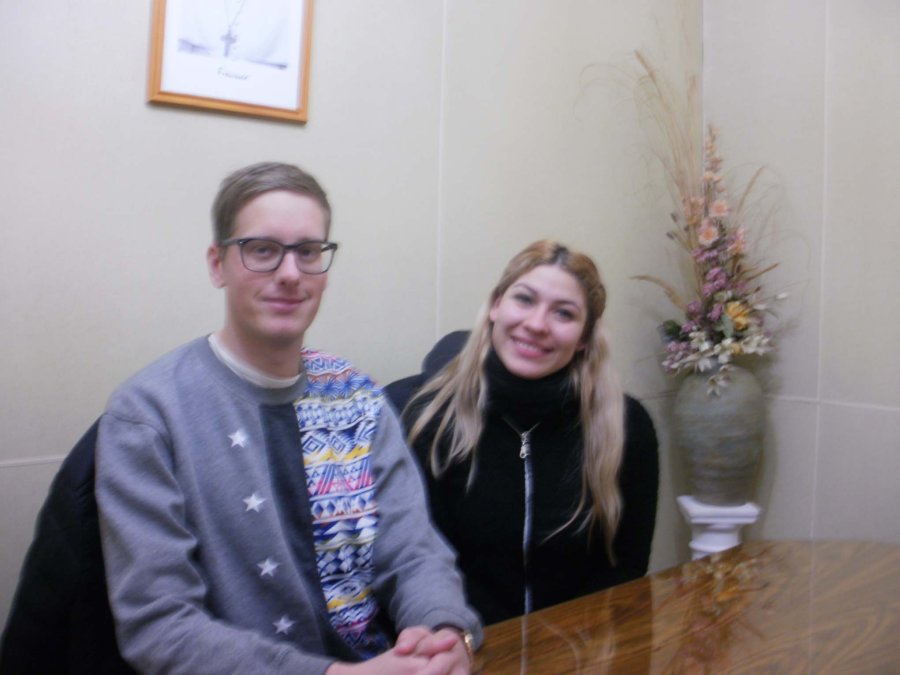 FOTO LA OPINION// FELICES./ Pascal Lang y Micaela Flores en nuestra Redacci&oacute;n.