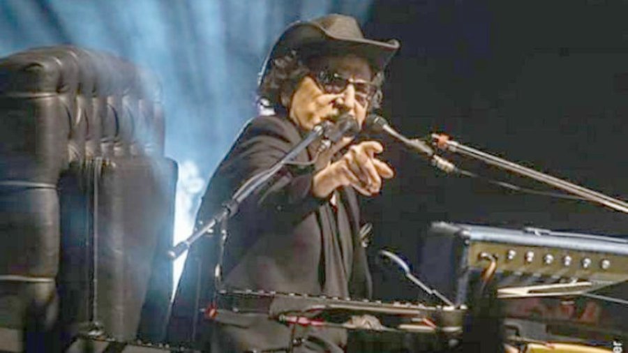 FOTO TWITTER JOSE PALAZZO DIBUJE... Y CANTE, MAESTRO. Charly, en un nuevo gran momento de su carrera, sobre un amplio sill&oacute;n.