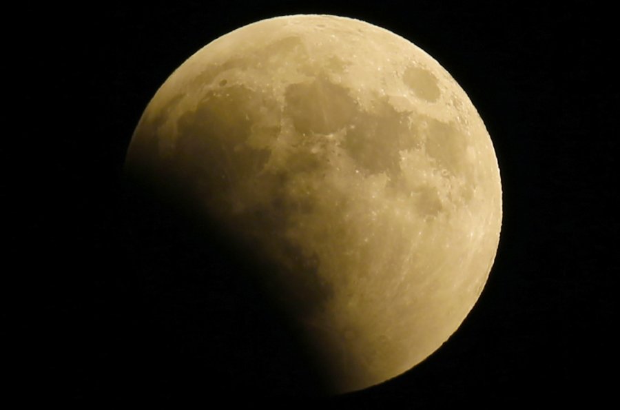 FOTO NA HISTORICO. El de ayer fue el eclipse lunar m&aacute;s largo de este siglo.