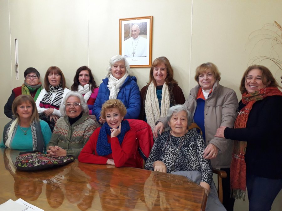 FOTO EGH ELENCO./ Josefa Rodr&iacute;guez, Amalia Yribas, Silvia V&aacute;zquez, Norma Levrino, Olga Marconetto, Clara Basso, Rosa Vel&aacute;zquez, (paradas), Viviana Cipolat, Ang&eacute;lica Matus, Nelly Sellanes y Bety Coria.