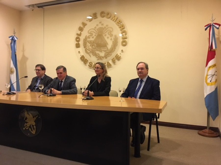 FOTO BOLSA DE COMERCIO PROTAGONISTAS. El economista Dr. Miguel Kiguel, el presidente de la BCSF Ulises Mendoza, la directora del CES Lic. Lucrecia D'Jorge y el Dr. Gustavo Vittori.