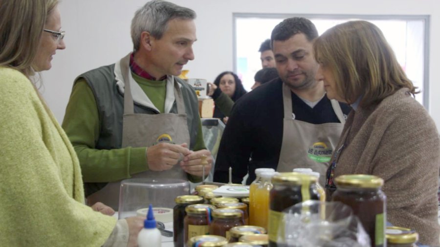 FOTO SCS EN PALERMO. Ciciliani junto a emprendedores santafesinos.