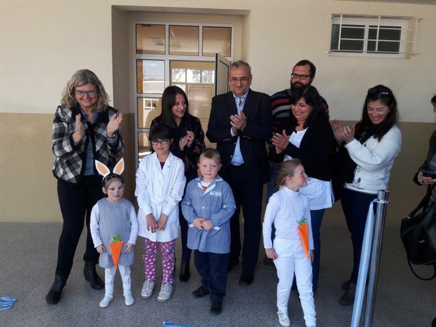 FOTO ARCHIVO// ESCUELA AMANCAY./ Autoridades y alumnos al inaugurarse un aula.